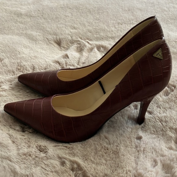 GUESS DARK RED LEATHER HELLS SHOES SIZE 7 M - Picture 11 of 11